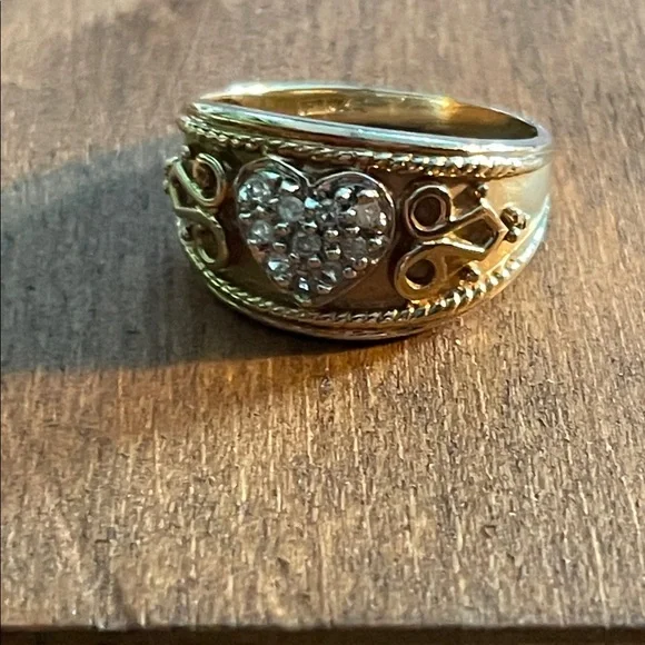 Vintage 10KT .10 TW Diamond Heart Ring Size 7 weighs 2.9 Grams Beauty!! Classy - Picture 9 of 9